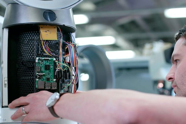 Dyson Ingenieur bei der Arbeit